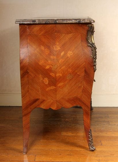 Commode galbée en bois de placage marquetée...