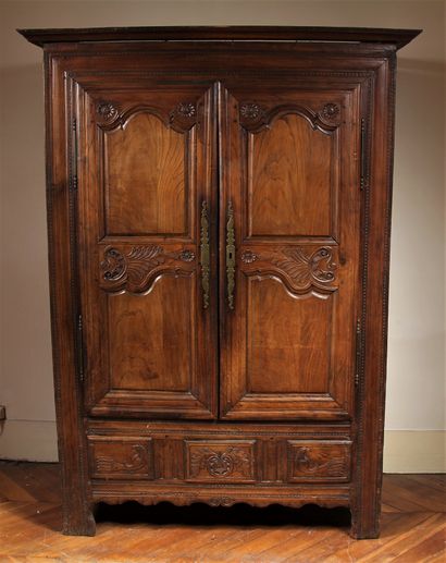 Petite armoire en bois naturel sculpté, XIXème...
