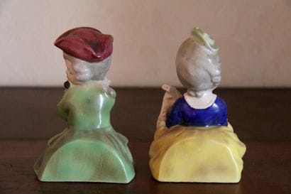 Paire de serres-livres en porcelaine polychrome...