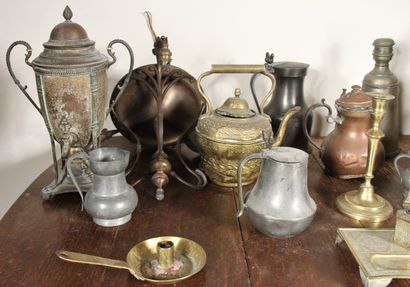 Lot divers en cuivre et étain dont un samovar...