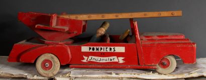 Lot :

- 3 véhicules en bois dont un avec...