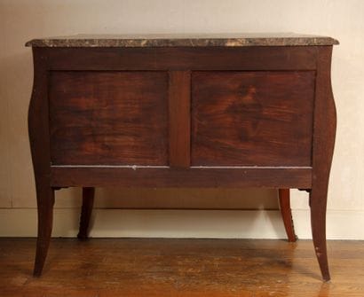 Commode galbée en bois de placage marquetée...