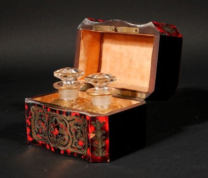 *Coffret à parfum en bois de placage à marquèterie...