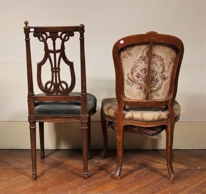 Lot :

-Chaise en bois naturel à dossier...