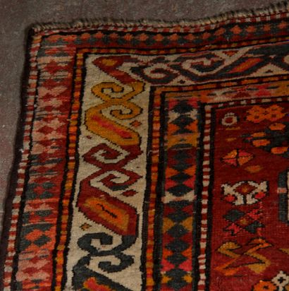 Tapis en laine polychrome à décor de trois...
