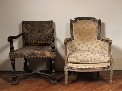Lot :

-Chaise en bois naturel à dossier...