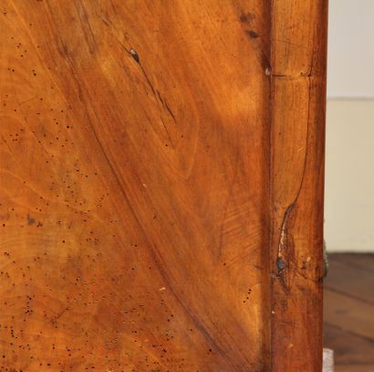 Petite commode en noyer à quatre tiroirs...