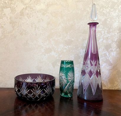 *Vase, carafe et coupe en cristal taillé...