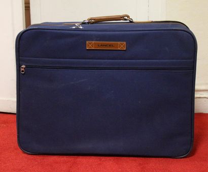 LANCEL

Valise en tissus bleu, poignet en...