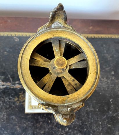 Pendulette tournante en forme de vase antique...