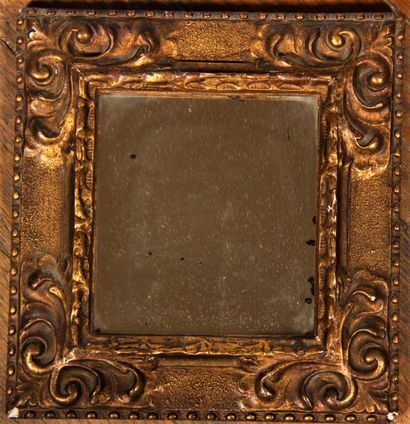 Petite glace en bois stuqué doré

26 x 24...