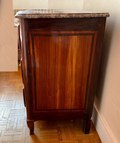 Commode en bois de placage à trois tiroirs...