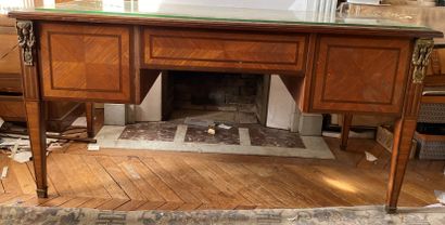 Albert GOUMAIN

Bureau plat en bois de placage,...