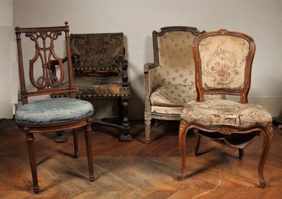 Lot :

-Chaise en bois naturel à dossier...