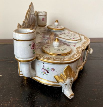 Encrier en faïence à décor polychrome de...