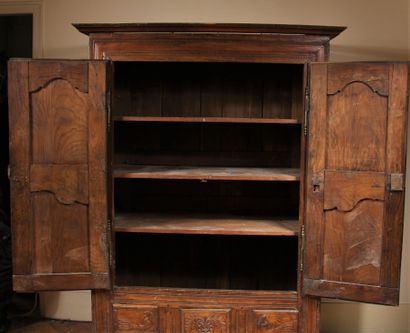 Petite armoire en bois naturel sculpté, XIXème...