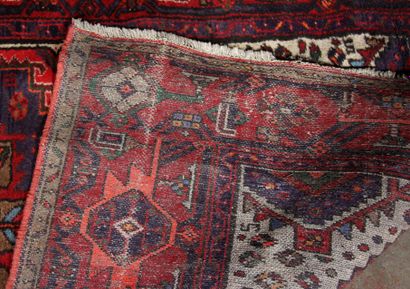 Tapis en laine polychrome à décor d'un médaillon...