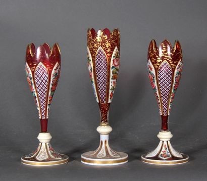 Une paire de vase et un vase tulipe sur piédouche...