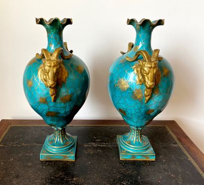 Paire de vases balustres sur piédouche en...