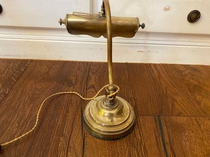 Lampe de bureau en laiton

H : 28 cm.