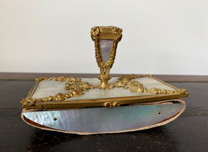 Presse-papier en bronze et plaques de nacre

H...