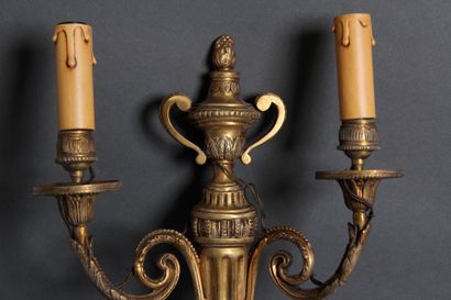 Paire d'appliques en bronze à deux lumières...