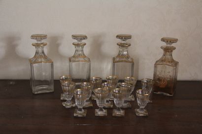 Cave à liqueur en placage de ronce et marquêterie...