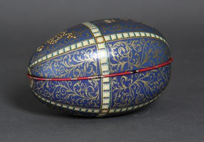 *Boite ovale en métal à décor imprimé polychrome...