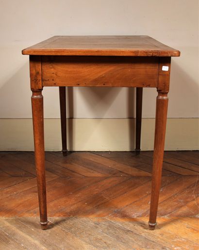 Table bureau en noyer à un tiroir en ceinture,...