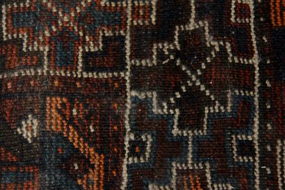 Tapis en laine polychrome à décor de trois...