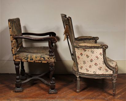 Lot :

-Chaise en bois naturel à dossier...