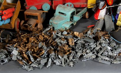 Lot :

- 3 véhicules en bois dont un avec...