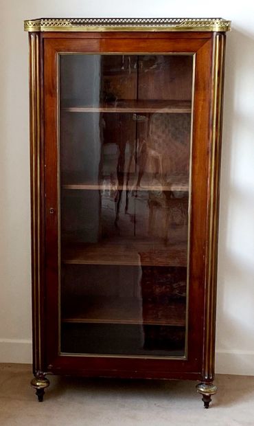 Vitrine en placage d'acajou à une porte vitrée,...