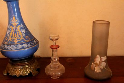 Lot :

- Pied de lampe en opaline bleue,...