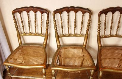 Quatre chaises cannées à barreaux en bois...