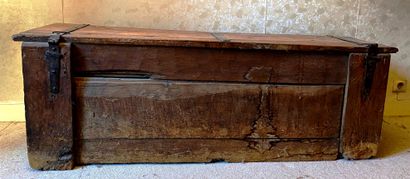 *Coffre rectangulaire en bois naturel à décor...
