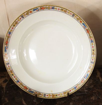 Partie de service de table en porcelaine...