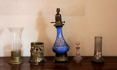 Lot :

- Pied de lampe en opaline bleue,...