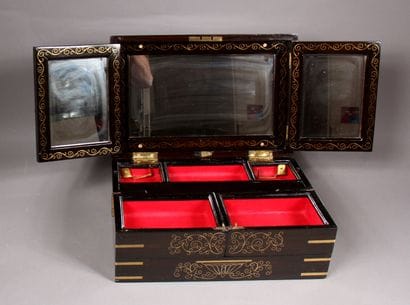 Coffret en bois laqué noir et marquèterie...