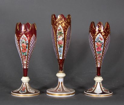 Une paire de vase et un vase tulipe sur piédouche...