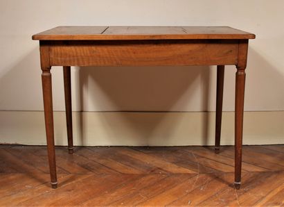 Table bureau en noyer à un tiroir en ceinture,...