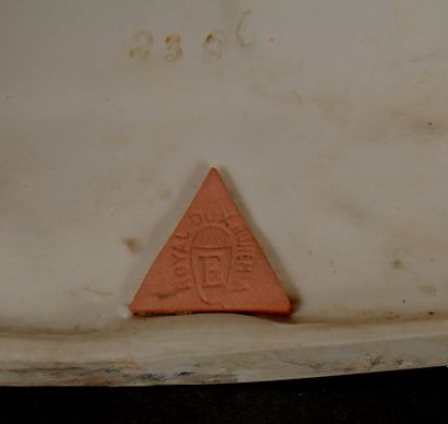 ROYAL DUX 

Le char.

Groupe en biscuit peint,...