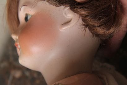 Poupée tête porcelaine SFBJ 301, corps composite

H...
