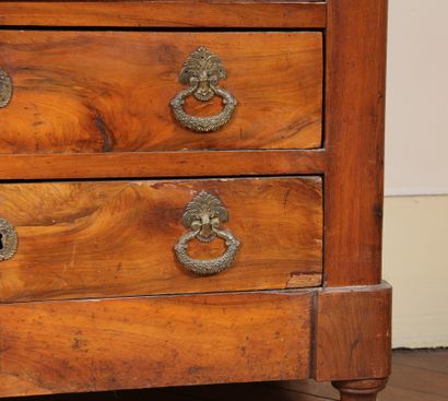 Petite commode en noyer à quatre tiroirs...