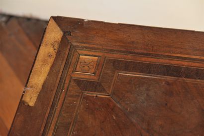 Bureau plat en placage d'acajou marqueté...