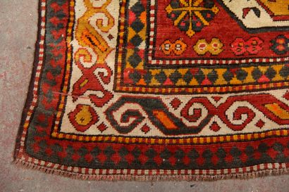 Tapis en laine polychrome à décor de trois...