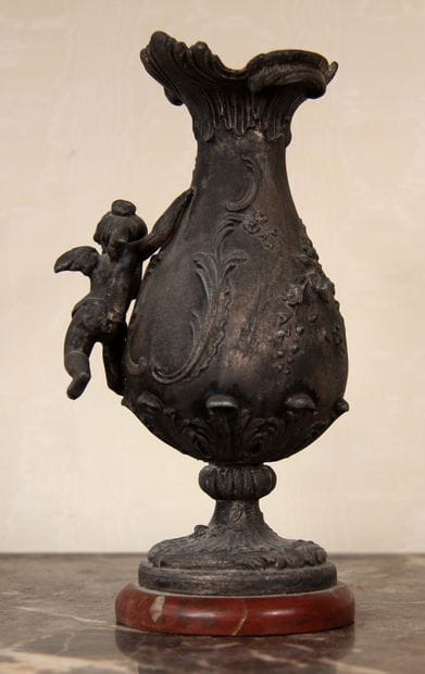 Vase sur piédouche en métal à décor en relief...