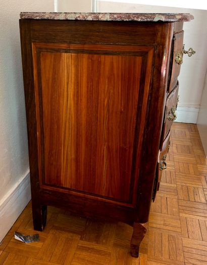 Commode en bois de placage à trois tiroirs...