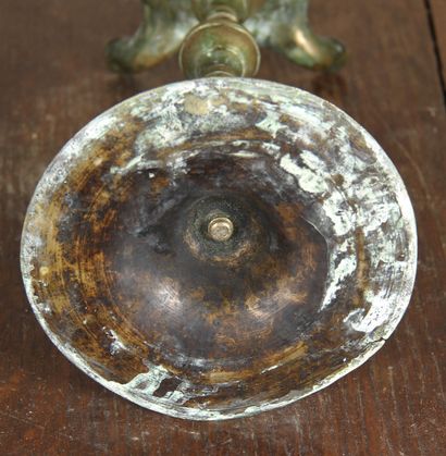 Deux hanoukia et une lampe à huile en bronze

H...