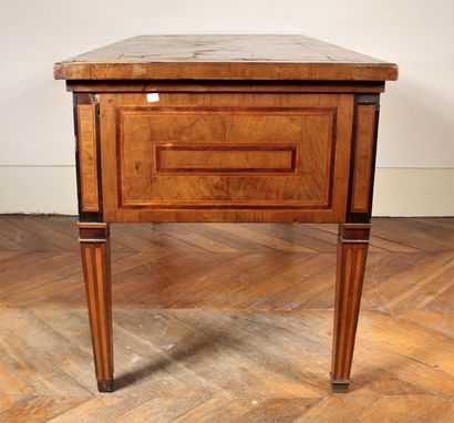 Bureau plat en placage d'acajou marqueté...